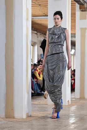 Mercedes-Benz Fashion Week Madrid, Spain - 19 Mar 2026 A model walks the runway wearing a design by Ernesto Naranjo during Mercedes-Benz Fashion Week de Madrid at Palacio Fernaz Nunoz. Madrid Spain Copyright: xAtilanoxGarciax xSOPAxImagesx photos09384