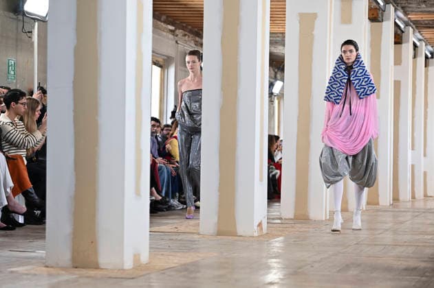 Mercedes-Benz Fashion Week Madrid, Spain - 19 Mar 2026 A model walks the runway wearing a design by Ernesto Naranjo during Mercedes-Benz Fashion Week de Madrid at Palacio Fernaz Nunoz. Madrid Spain Copyright: xAtilanoxGarciax xSOPAxImagesx photos09359
