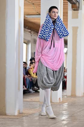 Mercedes-Benz Fashion Week Madrid, Spain - 19 Mar 2026 A model walks the runway wearing a design by Ernesto Naranjo during Mercedes-Benz Fashion Week de Madrid at Palacio Fernaz Nunoz. Madrid Spain Copyright: xAtilanoxGarciax xSOPAxImagesx photos09360