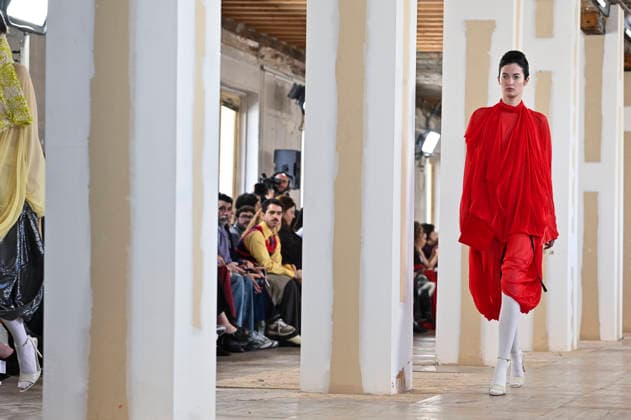 Mercedes-Benz Fashion Week Madrid, Spain - 19 Mar 2026 A model walks the runway wearing a design by Ernesto Naranjo during Mercedes-Benz Fashion Week de Madrid at Palacio Fernaz Nunoz. Madrid Spain Copyright: xAtilanoxGarciax xSOPAxImagesx photos09361