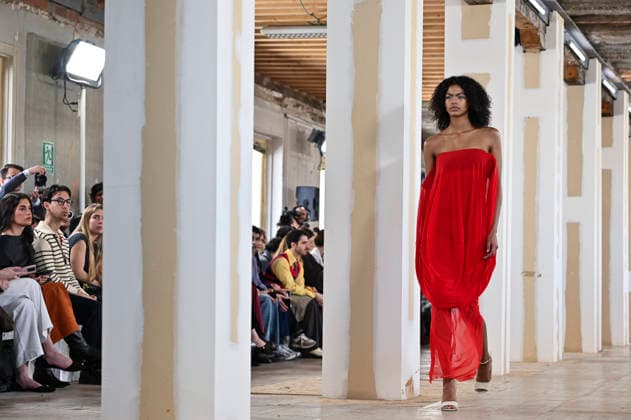 Mercedes-Benz Fashion Week Madrid, Spain - 19 Mar 2026 A model walks the runway wearing a design by Ernesto Naranjo during Mercedes-Benz Fashion Week de Madrid at Palacio Fernaz Nunoz. Madrid Spain Copyright: xAtilanoxGarciax xSOPAxImagesx photos09364