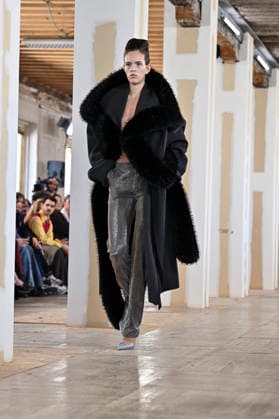 Mercedes-Benz Fashion Week Madrid, Spain - 19 Mar 2026 A model walks the runway wearing a design by Ernesto Naranjo during Mercedes-Benz Fashion Week de Madrid at Palacio Fernaz Nunoz. Madrid Spain Copyright: xAtilanoxGarciax xSOPAxImagesx photos09366