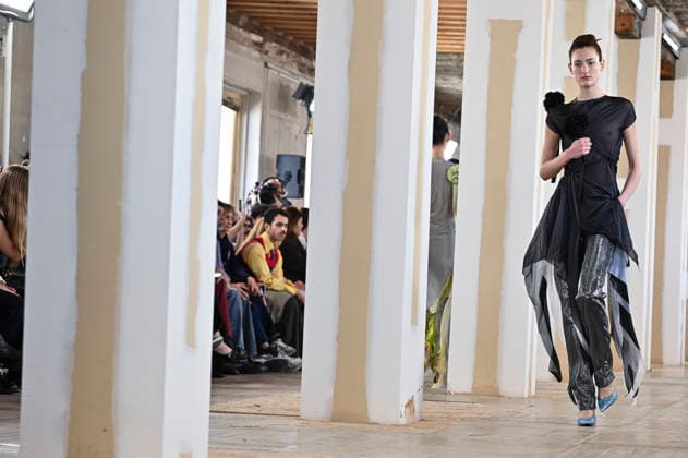 Mercedes-Benz Fashion Week Madrid, Spain - 19 Mar 2026 A model walks the runway wearing a design by Ernesto Naranjo during Mercedes-Benz Fashion Week de Madrid at Palacio Fernaz Nunoz. Madrid Spain Copyright: xAtilanoxGarciax xSOPAxImagesx photos09367