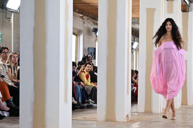 Mercedes-Benz Fashion Week Madrid, Spain - 19 Mar 2026 A model walks the runway wearing a design by Ernesto Naranjo during Mercedes-Benz Fashion Week de Madrid at Palacio Fernaz Nunoz. Madrid Spain Copyright: xAtilanoxGarciax xSOPAxImagesx photos09370