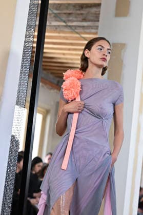 Mercedes-Benz Fashion Week Madrid, Spain - 19 Mar 2026 A model walks the runway wearing a design by Ernesto Naranjo during Mercedes-Benz Fashion Week de Madrid at Palacio Fernaz Nunoz. Madrid Spain Copyright: xAtilanoxGarciax xSOPAxImagesx photos09372