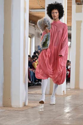 Mercedes-Benz Fashion Week Madrid, Spain - 19 Mar 2026 A model walks the runway wearing a design by Ernesto Naranjo during Mercedes-Benz Fashion Week de Madrid at Palacio Fernaz Nunoz. Madrid Spain Copyright: xAtilanoxGarciax xSOPAxImagesx photos09373