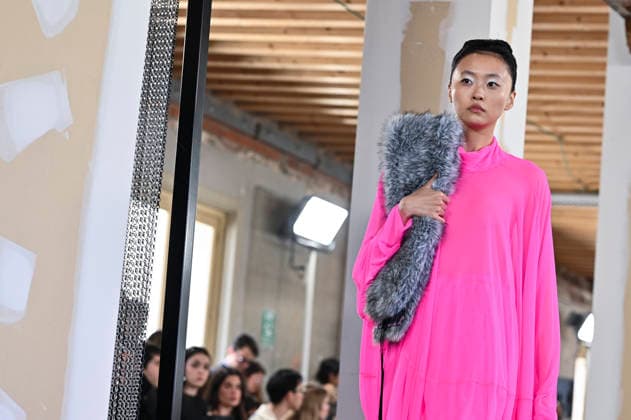 Mercedes-Benz Fashion Week Madrid, Spain - 19 Mar 2026 A model walks the runway wearing a design by Ernesto Naranjo during Mercedes-Benz Fashion Week de Madrid at Palacio Fernaz Nunoz. Madrid Spain Copyright: xAtilanoxGarciax xSOPAxImagesx photos09375