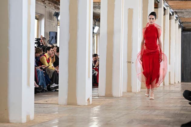 Mercedes-Benz Fashion Week Madrid, Spain - 19 Mar 2026 A model walks the runway wearing a design by Ernesto Naranjo during Mercedes-Benz Fashion Week de Madrid at Palacio Fernaz Nunoz. Madrid Spain Copyright: xAtilanoxGarciax xSOPAxImagesx photos09348