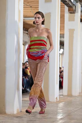 Mercedes-Benz Fashion Week Madrid, Spain - 19 Mar 2026 A model walks the runway wearing a design by Ernesto Naranjo during Mercedes-Benz Fashion Week de Madrid at Palacio Fernaz Nunoz. Madrid Spain Copyright: xAtilanoxGarciax xSOPAxImagesx photos09353
