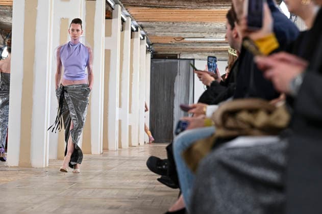 Mercedes-Benz Fashion Week Madrid, Spain - 19 Mar 2026 A model walks the runway wearing a design by Ernesto Naranjo during Mercedes-Benz Fashion Week de Madrid at Palacio Fernaz Nunoz. Madrid Spain Copyright: xAtilanoxGarciax xSOPAxImagesx photos09354