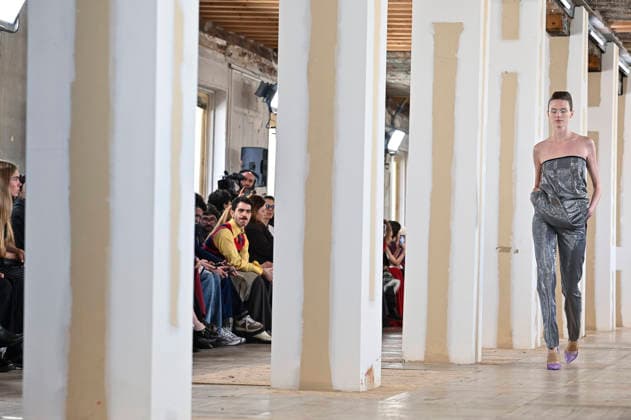 Mercedes-Benz Fashion Week Madrid, Spain - 19 Mar 2026 A model walks the runway wearing a design by Ernesto Naranjo during Mercedes-Benz Fashion Week de Madrid at Palacio Fernaz Nunoz. Madrid Spain Copyright: xAtilanoxGarciax xSOPAxImagesx photos09355