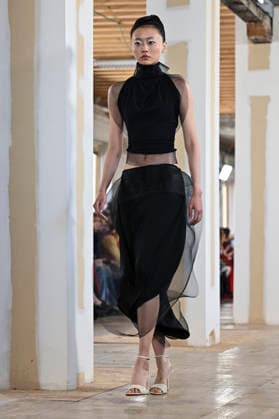Mercedes-Benz Fashion Week Madrid, Spain - 19 Mar 2026 A model walks the runway wearing a design by Ernesto Naranjo during Mercedes-Benz Fashion Week de Madrid at Palacio Fernaz Nunoz. Madrid Spain Copyright: xAtilanoxGarciax xSOPAxImagesx photos09349