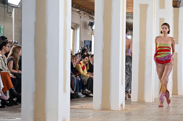 Mercedes-Benz Fashion Week Madrid, Spain - 19 Mar 2026 A model walks the runway wearing a design by Ernesto Naranjo during Mercedes-Benz Fashion Week de Madrid at Palacio Fernaz Nunoz. Madrid Spain Copyright: xAtilanoxGarciax xSOPAxImagesx photos09352