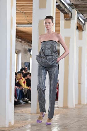 Mercedes-Benz Fashion Week Madrid, Spain - 19 Mar 2026 A model walks the runway wearing a design by Ernesto Naranjo during Mercedes-Benz Fashion Week de Madrid at Palacio Fernaz Nunoz. Madrid Spain Copyright: xAtilanoxGarciax xSOPAxImagesx photos09356