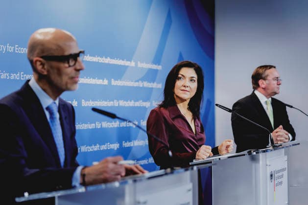 (R-L) Boris Pistorius (SPD), Bundesminister der Verteidigung, Katherina Reiche (CDU), Bundesministerin fuer Wirtschaft und Energie, und Peter Leibinger, Praesident des Bundesverbandes der Deutschen Industrie e.V. (BDI), aufgenommen bei einer Pressekonferenz im Rahmen des SVI-Kongresse in Berlin, 19.03.2026. Fotografiert im Auftrag des Bundesministeriums fuer Wirtschaft und Energie Berlin Deutschland *** R L Boris Pistorius SPD , Federal Minister of Defense, Katherina Reiche CDU , Federal Minister for Economic Affairs and Energy, and Peter Leibinger, President of the Federation of German Industries e V BDI , photographed at a press conference during the SVI Congress in Berlin, 19 03 2026 Photographed on behalf of the Federal Ministry for Copyright: xFlorianxGaertner BMWEx