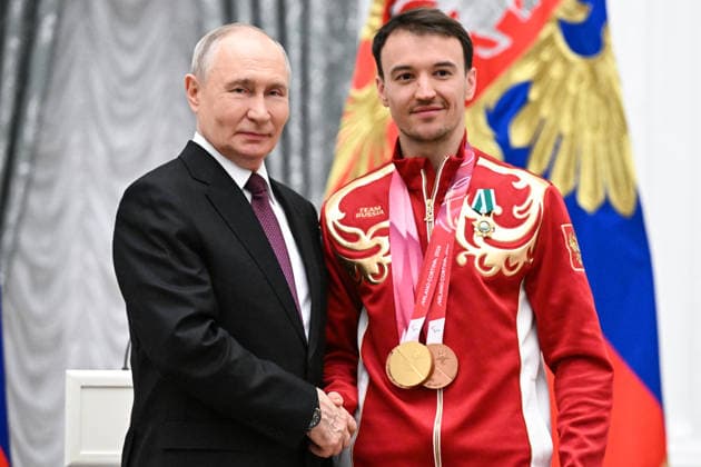 Russia Putin Paralympic Athletes 9126984 19.03.2026 Russian President Vladimir Putin poses with Paralympic champion in the men™s slalom standing, and bronze medalist in the men™s downhill and giant slalom standing para alpine skiing Aleksei Bugaev, awarded the Order of Friendship, during a state awards ceremony for the Russian medalists of the Milano Cortina 2026 Paralympic Winter Games at the Kremlin in Moscow, Russia. Sergey Bobylev Sputnik Moscow Russia  Copyright: xSergeyxBobylevx