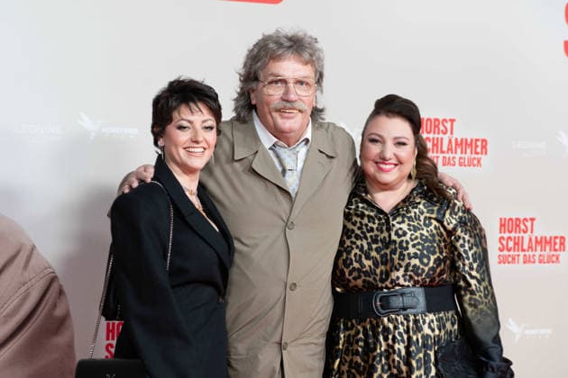 from left Tahnee SCHAFFARCZYK, actress, Hape KERKELING in the role of Horst Schlaemmer, Meltem KAPTAN, actress, red carpet, red carpet show, arrival, film premiere HORST SCHLAEMMER SUCHT DAS GLUECK at the Lichtburg in Essen, 19 03 2026