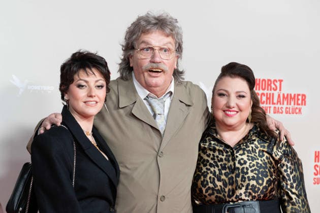 from left Tahnee SCHAFFARCZYK, actress, Hape KERKELING in the role of Horst Schlaemmer, Meltem KAPTAN, actress, red carpet, red carpet show, arrival, film premiere HORST SCHLAEMMER SUCHT DAS GLUECK at the Lichtburg in Essen, 19 03 2026