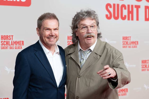 from left Sven UNTERWALDT, director, Hape KERKELING in the role of Horst Schlaemmer, red carpet, red carpet show, arrival, film premiere HORST SCHLAEMMER SUCHT DAS GLUECK at the Lichtburg in Essen, 19 03 2026