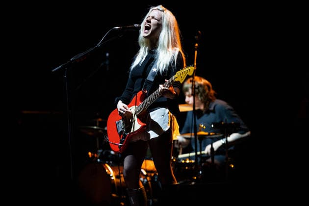 Swim School live in Porto, opening the night for Suede - 19 Mar 2026 Alice Johnson, Scottish vocalist and guitarist of Swim School, performs live in Porto as the opening act for Suede at Super Bock Arena – Pavilhão Rosa Mota. Porto Portugal Copyright: xDiogoxBaptistax xSOPAxImagesx DB_SwimSchool_0007