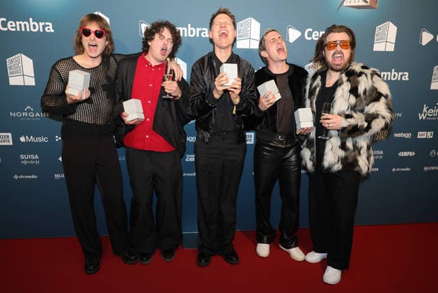 Hecht 19 Swiss Music Awards 2026 Swiss rock pop band Hecht, winners in the categories Best Group, Best Live Act, Best Streaming Artist and Best Hit proudly show their concrete blocks to the camera from left Philipp Morscher, Daniel Gisler, Stefan Buck, Christoph Schröter and Chris Filter Presentation of the 19 Swiss Music Awards on 19 03 2026 at Hall