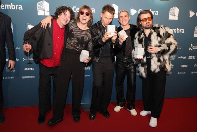 Hecht 19 Swiss Music Awards 2026 Swiss rock pop band Hecht, winners in the categories Best Group, Best Live Act, Best Streaming Artist and Best Hit proudly show their concrete blocks to the camera from left Philipp Morscher, Daniel Gisler, Stefan Buck, Christoph Schröter and Chris Filter Presentation of the 19 Swiss Music Awards on 19 03 2026 at Hall