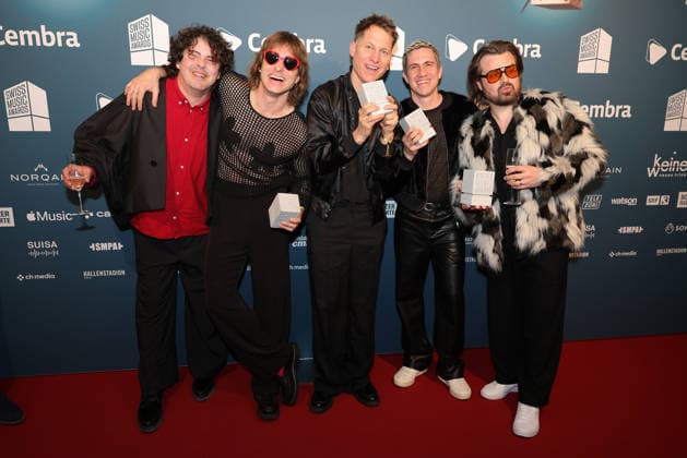 Hecht 19 Swiss Music Awards 2026 Swiss rock pop band Hecht, winners in the categories Best Group, Best Live Act, Best Streaming Artist and Best Hit proudly show their concrete blocks to the camera from left Philipp Morscher, Daniel Gisler, Stefan Buck, Christoph Schröter and Chris Filter Presentation of the 19 Swiss Music Awards on 19 03 2026 at Hall