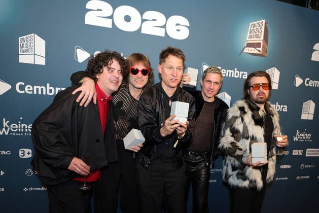 Hecht 19 Swiss Music Awards 2026 Swiss rock pop band Hecht, winners in the categories Best Group, Best Live Act, Best Streaming Artist and Best Hit proudly show their concrete blocks to the camera from left Philipp Morscher, Daniel Gisler, Stefan Buck, Christoph Schröter and Chris Filter Presentation of the 19 Swiss Music Awards on 19 03 2026 at Hall