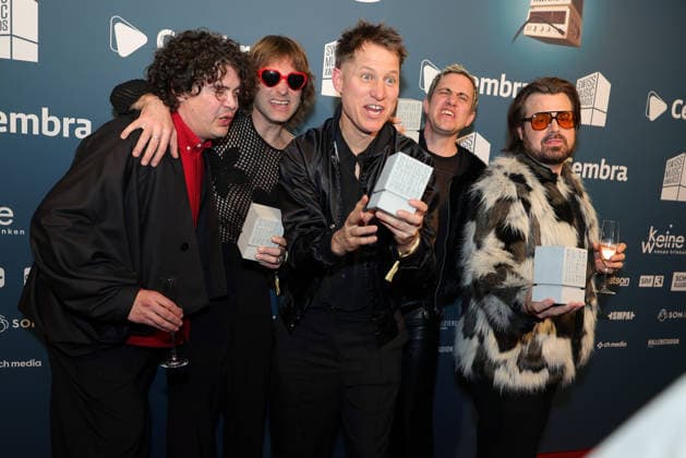 Hecht 19 Swiss Music Awards 2026 Swiss rock pop band Hecht, winners in the categories Best Group, Best Live Act, Best Streaming Artist and Best Hit proudly show their concrete blocks to the camera from left Philipp Morscher, Daniel Gisler, Stefan Buck, Christoph Schröter and Chris Filter Presentation of the 19 Swiss Music Awards on 19 03 2026 at Hall
