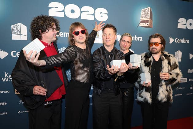 Hecht 19 Swiss Music Awards 2026 Swiss rock pop band Hecht, winners in the categories Best Group, Best Live Act, Best Streaming Artist and Best Hit proudly show their concrete blocks to the camera from left Philipp Morscher, Daniel Gisler, Stefan Buck, Christoph Schröter and Chris Filter Presentation of the 19 Swiss Music Awards on 19 03 2026 at Hall