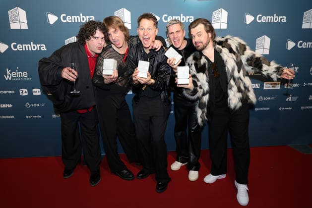 Hecht 19 Swiss Music Awards 2026 Swiss rock pop band Hecht, winners in the categories Best Group, Best Live Act, Best Streaming Artist and Best Hit proudly show their concrete blocks to the camera from left Philipp Morscher, Daniel Gisler, Stefan Buck, Christoph Schröter and Chris Filter Presentation of the 19 Swiss Music Awards on 19 03 2026 at Hall