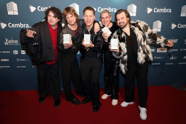 Hecht 19 Swiss Music Awards 2026 Swiss rock pop band Hecht, winners in the categories Best Group, Best Live Act, Best Streaming Artist and Best Hit proudly show their concrete blocks to the camera from left Philipp Morscher, Daniel Gisler, Stefan Buck, Christoph Schröter and Chris Filter Presentation of the 19 Swiss Music Awards on 19 03 2026 at Hall