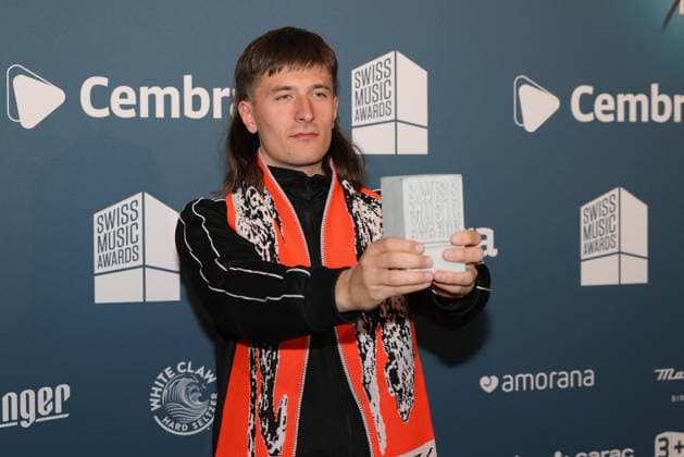 19 Swiss Music Awards 2026 Swiss rapper Jule Xs real name is Luc Julian Peyer Winner of the Betonklotz in the Most Rising Artist Social Media category, proudly shows his Betonklotz to the camera Presentation of the 19 Swiss Music Awards on 19 03 2026 at Hallenstadion Zurich Canton Zurich, Switzerland