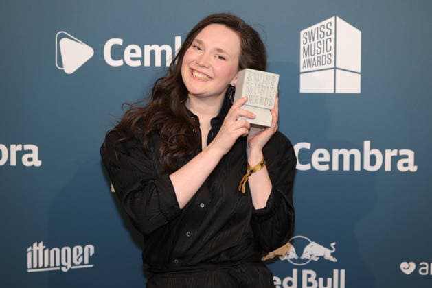 Zoe Me 19 Swiss Music Awards 2026 Swiss singer songwriter Zoe Me represented Switzerland at the Eurovision Song Contest 2025 in Basel , winner in the category Best Breaking Act, proudly shows her concrete block to the camera Presentation of the 19 Swiss Music Awards on 19 03 2026 at Hallenstadion Zurich Canton Zurich, Switzerland