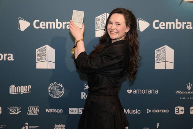 Zoe Me 19 Swiss Music Awards 2026 Swiss singer songwriter Zoe Me represented Switzerland at the Eurovision Song Contest 2025 in Basel , winner in the category Best Breaking Act, proudly shows her concrete block to the camera Presentation of the 19 Swiss Music Awards on 19 03 2026 at Hallenstadion Zurich Canton Zurich, Switzerland