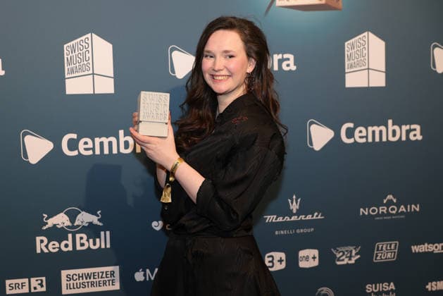 Zoe Me 19 Swiss Music Awards 2026 Swiss singer songwriter Zoe Me represented Switzerland at the Eurovision Song Contest 2025 in Basel , winner in the category Best Breaking Act, proudly shows her concrete block to the camera Presentation of the 19 Swiss Music Awards on 19 03 2026 at Hallenstadion Zurich Canton Zurich, Switzerland