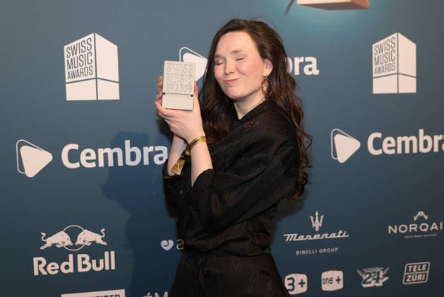 Zoe Me 19 Swiss Music Awards 2026 Swiss singer songwriter Zoe Me represented Switzerland at the Eurovision Song Contest 2025 in Basel , winner in the category Best Breaking Act, proudly shows her concrete block to the camera Presentation of the 19 Swiss Music Awards on 19 03 2026 at Hallenstadion Zurich Canton Zurich, Switzerland