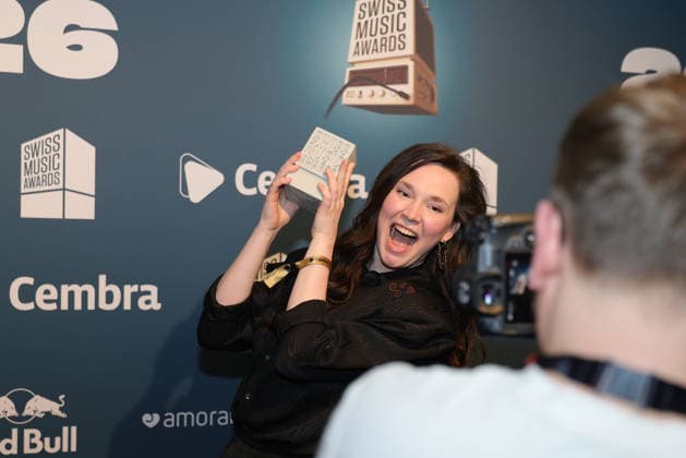 Zoe Me 19 Swiss Music Awards 2026 Swiss singer songwriter Zoe Me represented Switzerland at the Eurovision Song Contest 2025 in Basel , winner in the category Best Breaking Act, proudly shows her concrete block to the camera Presentation of the 19 Swiss Music Awards on 19 03 2026 at Hallenstadion Zurich Canton Zurich, Switzerland