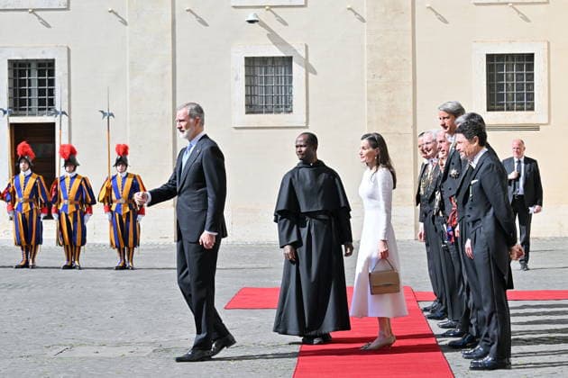 March 20, 2026, Citto Del Vaticano, Rome, Vaticano: 20 03 2026 CittaÃ¢â‚¬â ¢ del Vaticano. Cortile San Damaso. Arrivo di Felipe IV Re di Spagna e della Regina Letizia per l incontro con il Papa. Nella foto vengono accolti da padre Edward Daniang Daleng, vicereggente della Prefettura della casa pontificia. Citto Del Vaticano Vaticano  - ZUMAa289 20260320_zia_a289_018 Copyright: xMariaxLauraxAntonellix