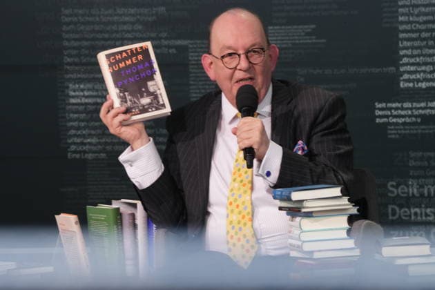 Buchmesse Leipzig GER, Leipzig,20260319, Buchmesse Leipzig, Messehalle , Denis Scheck, Best of druckfrisch, , Presentation of new publications, is a translator and journalist in radio and television , Schattennummer by Thomas Pynchon, Roman
