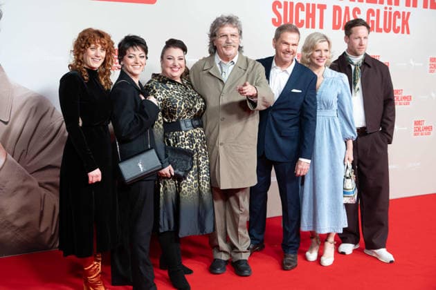 from left Laura THOMAS, Tahnee SCHAFFARCZYK, comedian, Meltem KAPTAN, actress, Hape KERKELING in the role of Horst Schlaemmer, Schlämmer, Sven UNTERWALDT, director, Eva HABERMANN, actress, Nikolaus BENDA, actor, red carpet, red carpet show, arrival, film premiere HORST SCHLAEMMER SUCHT DAS GLUECK, Schlämmer, at the Lichtburg in Essen, 19 03 2026