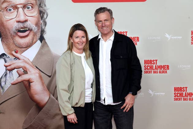 World premiere of the movie Horst Schlämmer sucht das Glück in Essen Essen, 19 03 2026 Ingo Anderbrügge with his wife Katrin at the world premiere of the movie Horst Schlämmer sucht das Glück at the Lichtburg in Essen NRW Germany Copyright: xMatthiasxGränzdörferx
