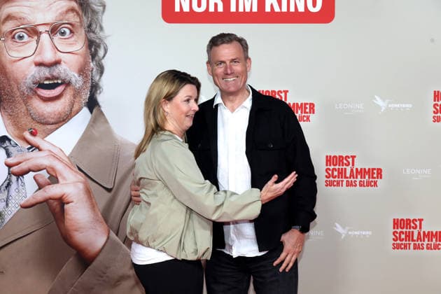 World premiere of the movie Horst Schlämmer sucht das Glück in Essen Essen, 19 03 2026 Ingo Anderbrügge with his wife Katrin at the world premiere of the movie Horst Schlämmer sucht das Glück at the Lichtburg in Essen NRW Germany Copyright: xMatthiasxGränzdörferx