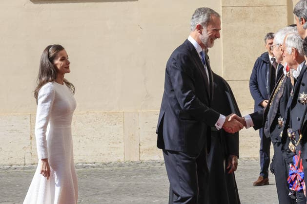 Spain’s Royals at the Vatican to meet Pope Leo XIV VATICAN CITY, VATICAN, MARCH 20: SpainÕs King Felipe VI (C) and Queen Letizia (L) are welcomed by Papal Gentlemen as they arrive in St. Damaso courtyard for their meeting with Pope Leo XIV at the Vatican, on March 20, 2026. Riccardo De Luca Anadolu Vatican City Vatican. Editorial use only. Please get in touch for any other usage.  Copyright: x2026xAnadoluxRiccardoxDexLucax