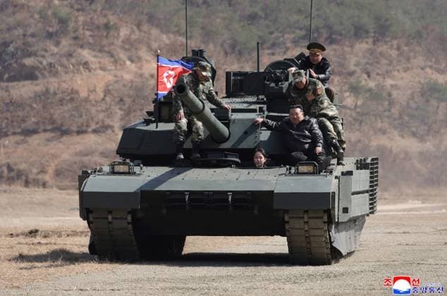 News Bilder des Tages RECORD DATE NOT STATED 270171.jpg North Korea Leader Kim Jong Un rides a tank with his daughter Kim Ju-Ae as the driver during a visit to the 60th Training Base of the Capital Defense Corps as he observes tactical exercises of infantry and tests the new North Korean tank Cheonma-2 in this image released by North Korea state news agency KCNA on Friday March 20, 2026. (NCNA EYEPRESS) EDITORIAL USE ONLY  Copyright: xx 270171 x eyepress127083