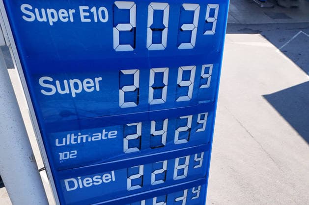 Kein Ende in Sicht-taeglich neue Hoechsstaende beim Tanken.Diesel teurer als Benzin! Explodierende Spritpreise wegen Iran Krieg dauern an. Benzinpreise an einer Tankstelle in Muenchen am 2003.2026 *** No end in sight daily new highs in refueling Diesel more expensive than gasoline Exploding fuel prices due to Iran war continue Gasoline prices at a gas station in Munich on 2003 2026
