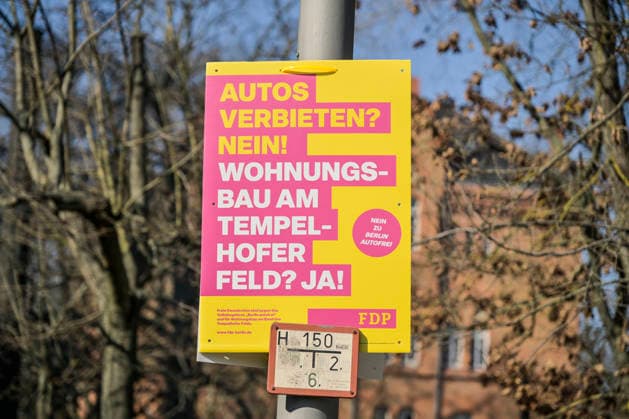 19.03.2026, Plakat der FDP gegen das Volksbegehren Berlin Autofrei, Berlin, Deutschland *** 19 03 2026, FDP poster against the Berlin Car Free referendum, Berlin, Germany