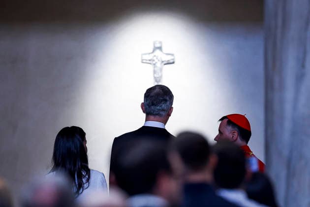 March 20, 2026, Vatican City, ITALIA ROMA: Spain™s King Felipe and Queen Letizia (L), visit the gravesite of late Pope Francis at the end of the ceremony to assume the historic title of honorary protocanon of the Papal Basilica of Saint Mary Major (Basilica di Santa Maria Maggiore), presided over by Cardinal Rolandas Makrickas, in Rome, Italy, Vatican, 20 May 2026. ANSA ANGELO CARCONI. Vatican City ITALIA ROMA  - ZUMAa110 20260320_zaf_a110_026 Copyright: xAngeloxCarconix