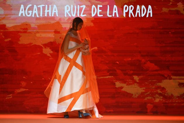 Mercedes Benz Moda Haftasi Madrid MADRID, SPAIN - MARCH 20: A model presents a creation from Agatha Ruiz de la Prada’s Fall Winter 2026 collection during Mercedes-Benz Fashion Week Madrid at IFEMA in Madrid, Spain on March 20, 2026. Burak Akbulut Anadolu Madrid Spain. Editorial use only. Please get in touch for any other usage.  Copyright: x2026xAnadoluxBurakxAkbulutx
