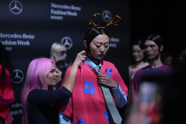 Mercedes Benz Moda Haftasi Madrid MADRID, SPAIN - MARCH 20: A model presents a creation from Agatha Ruiz de la Prada’s Fall Winter 2026 collection during Mercedes-Benz Fashion Week Madrid at IFEMA in Madrid, Spain on March 20, 2026. Burak Akbulut Anadolu Madrid Spain. Editorial use only. Please get in touch for any other usage.  Copyright: x2026xAnadoluxBurakxAkbulutx
